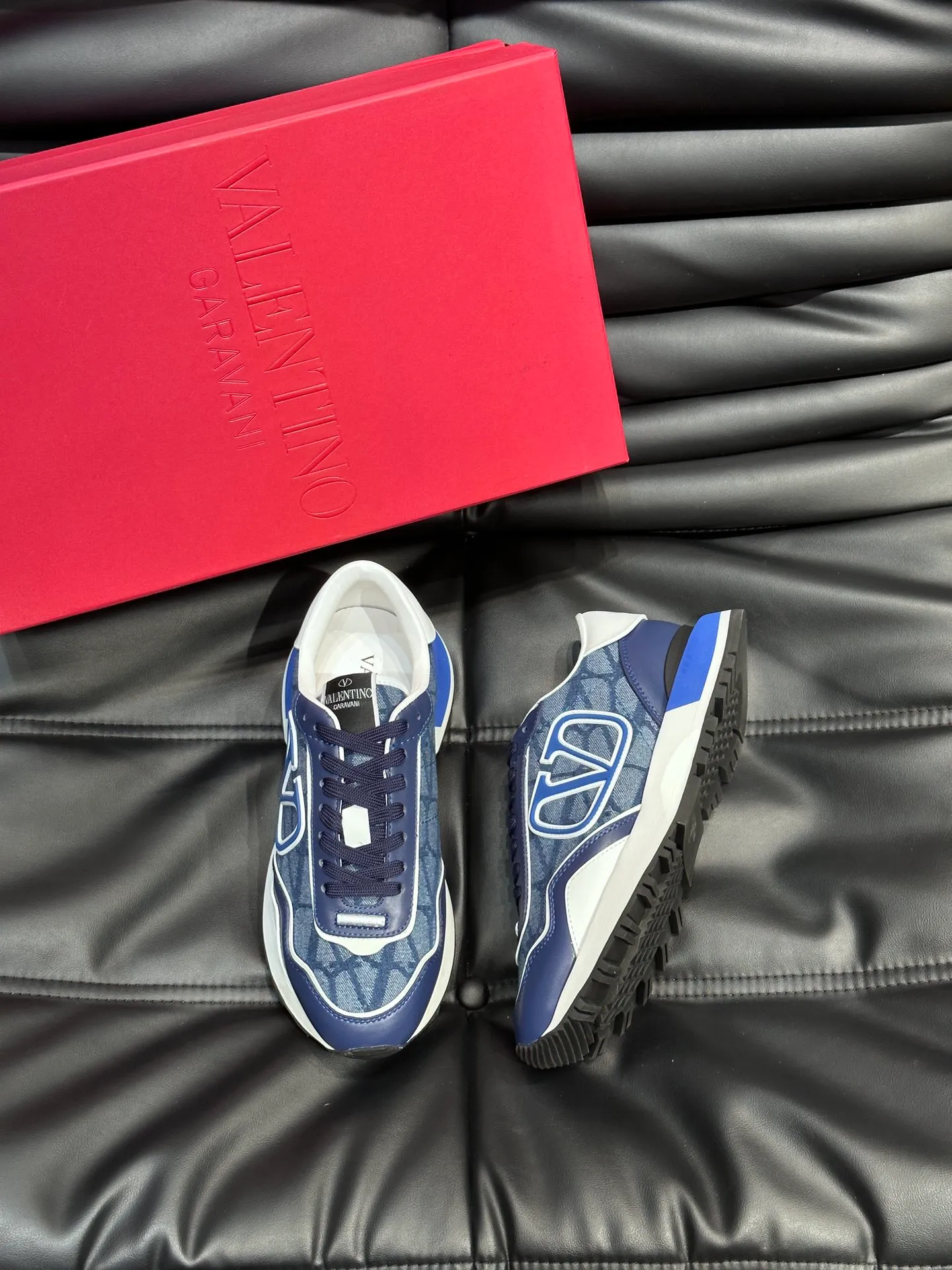 P540💰 Product trademark: VALENTINO "Valentino" Regular size: 38-44 [45 customized] Product materials: Warren men's casual sports shoes, made of multi-material splicing, calf leather stitched with suede cowhide, fabric mesh upper, fabric tongue decorated with brand badge, rubber rivet decorative details on the heel, rivet rubber outsole, non-slip, wear-resistant and shock-absorbing, pure cotton inner foot pad, comfortable and breathable, comes with original box packaging bag!